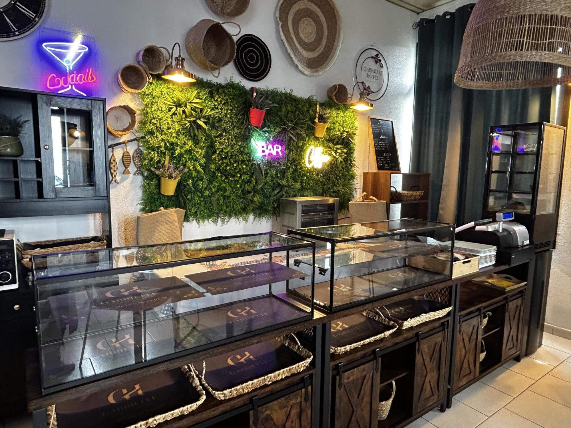 Gabrielle Hotel Егин Екстериор снимка